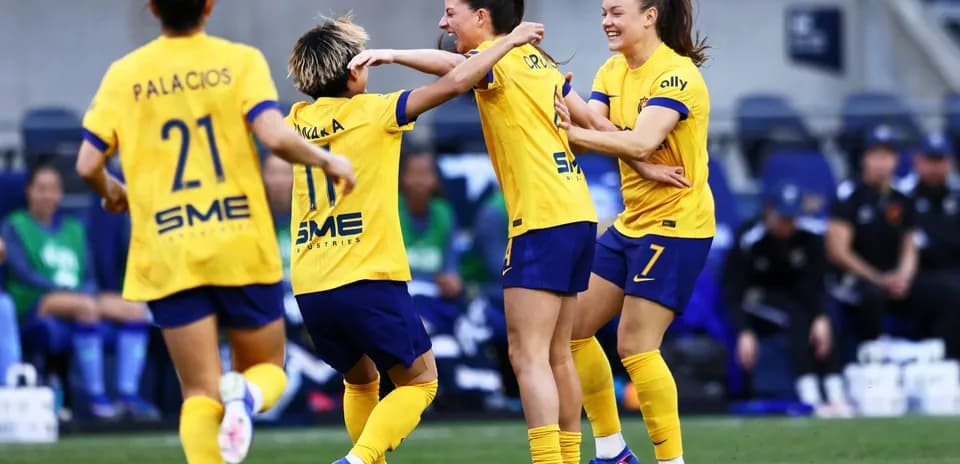 Jugadoras celebrando un gol durante el partido