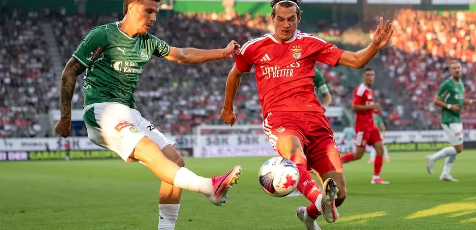 Benfica compitiendo contra FC St. Gallen