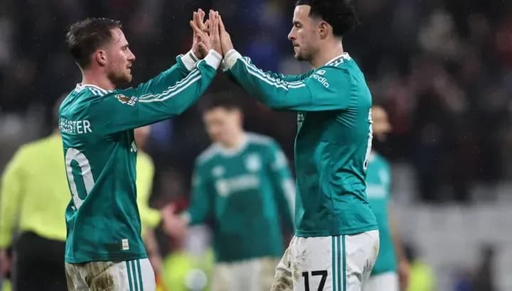 Jugadores celebrando después de una jugada exitosa