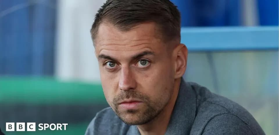 Hombre serio sentado en un banquillo deportivo