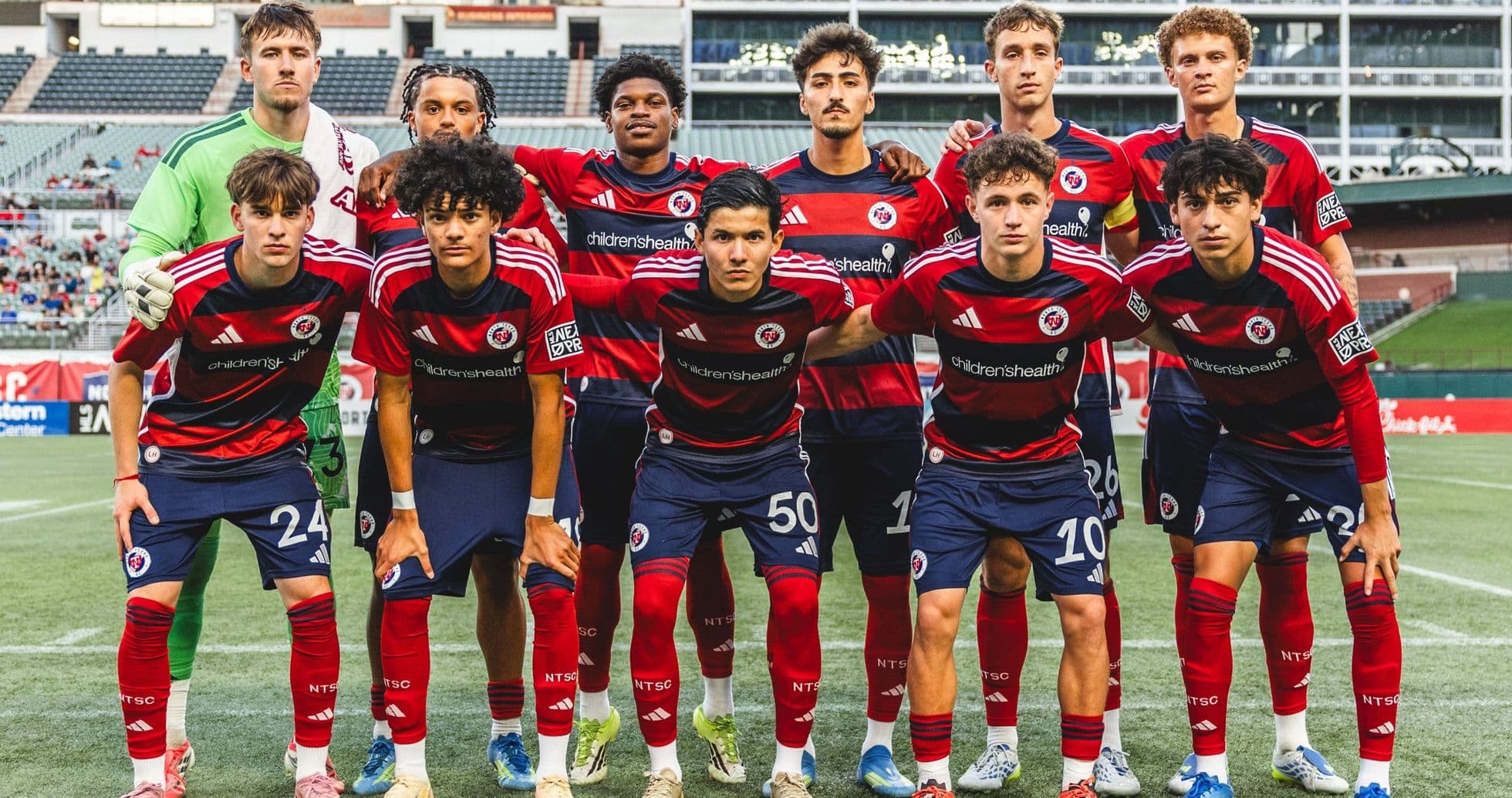 Jugadores de North Texas en formación para el partido