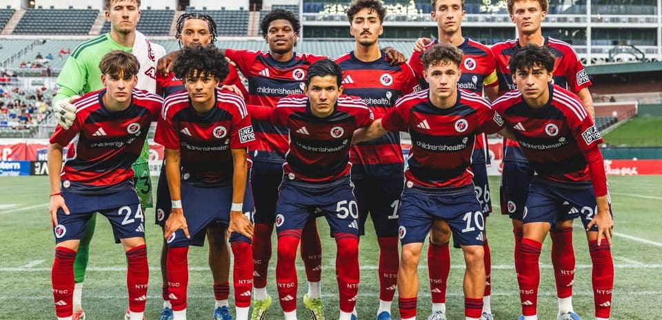 Jugadores de North Texas en formación para el partido