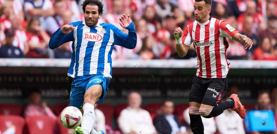 Match scene featuring Espanyol and Athletic Club.