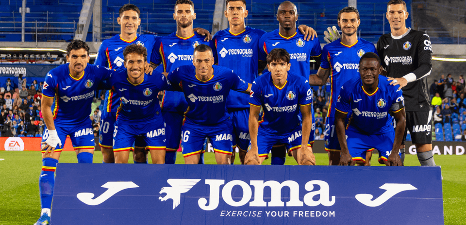 Jugadores de Getafe posando en el campo