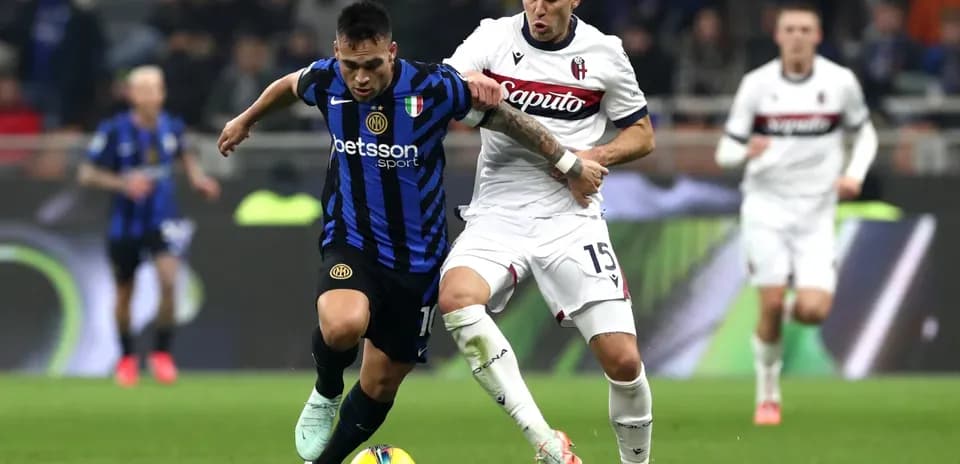 Luchando por el balón en Bologna vs Inter