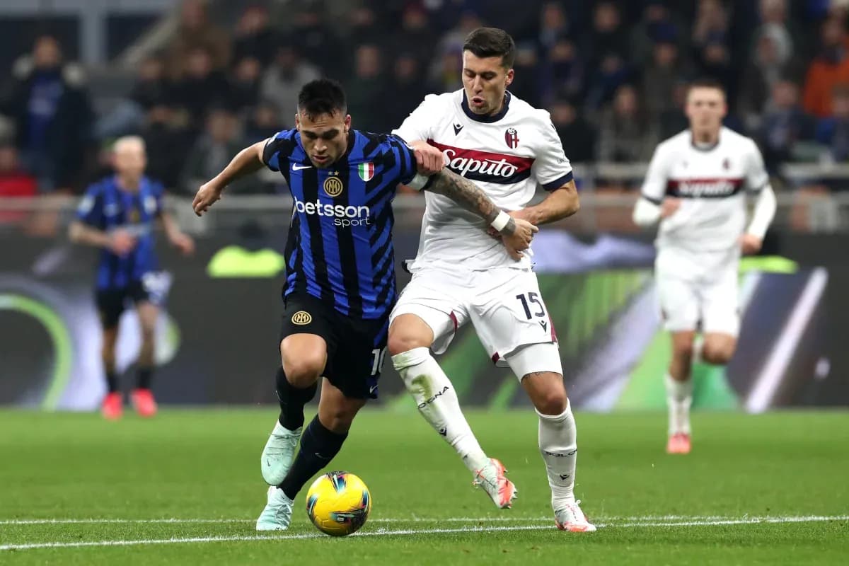 Luchando por el balón en Bologna vs Inter