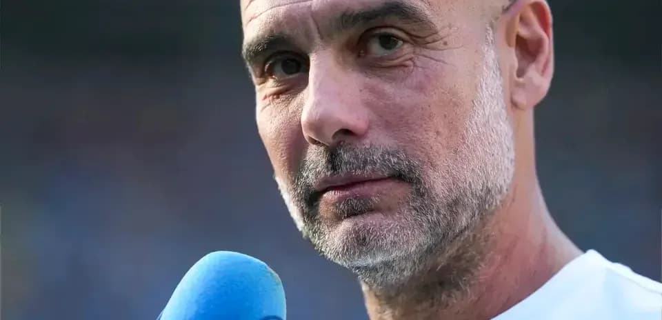 Entrenador hablando en conferencia con micrófono