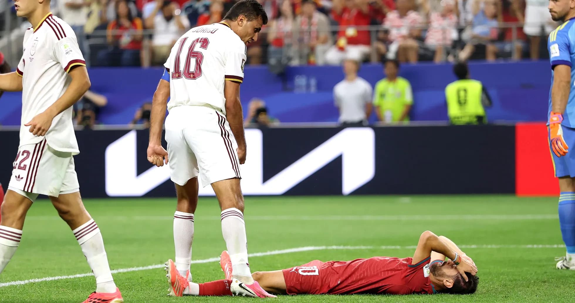 Jugador caído en el campo durante un partido