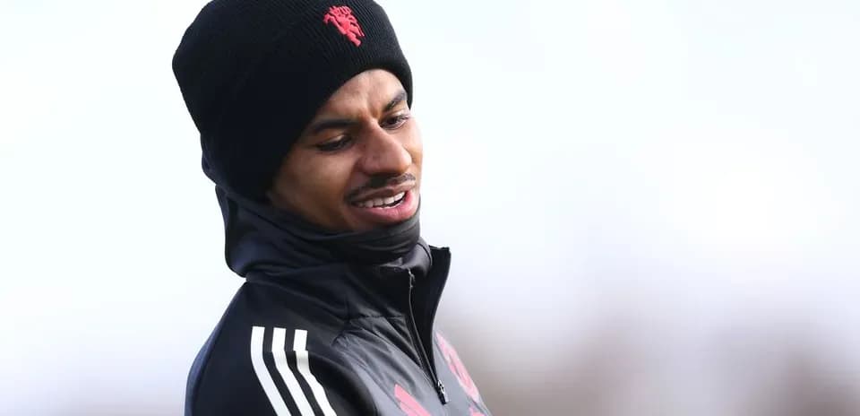 Jugador entrenando con gorro en campo exterior