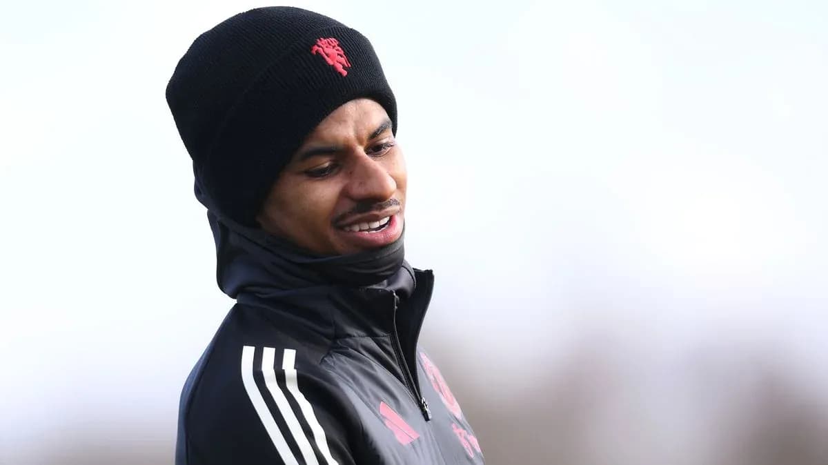 Jugador entrenando con gorro en campo exterior