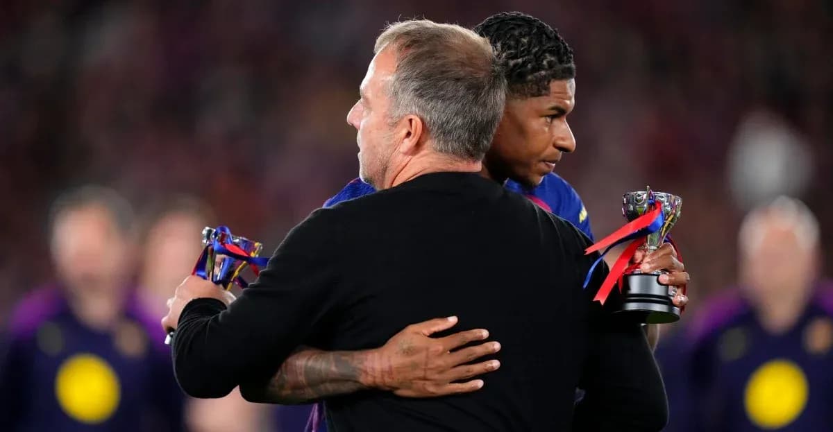 Entrenador y jugador abrazándose con trofeos