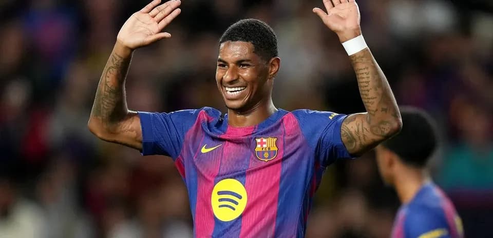 Jugador del FC Barcelona saludando a la afición