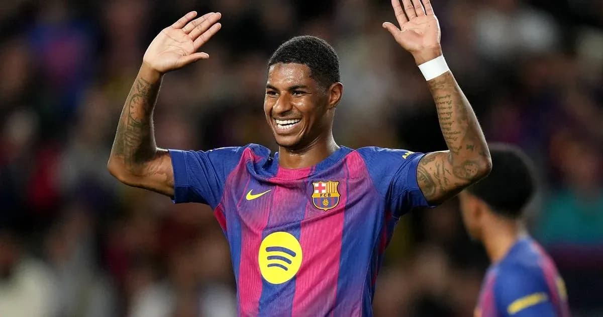 Jugador del FC Barcelona saludando a la afición