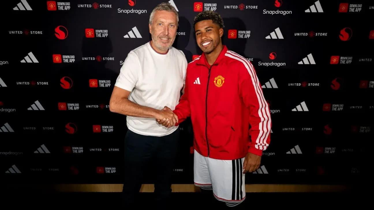 Dos personas estrechándose la mano en evento promocional
