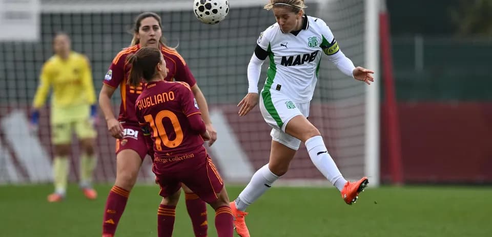 Jugadora de Sassuolo W golpeando el balón