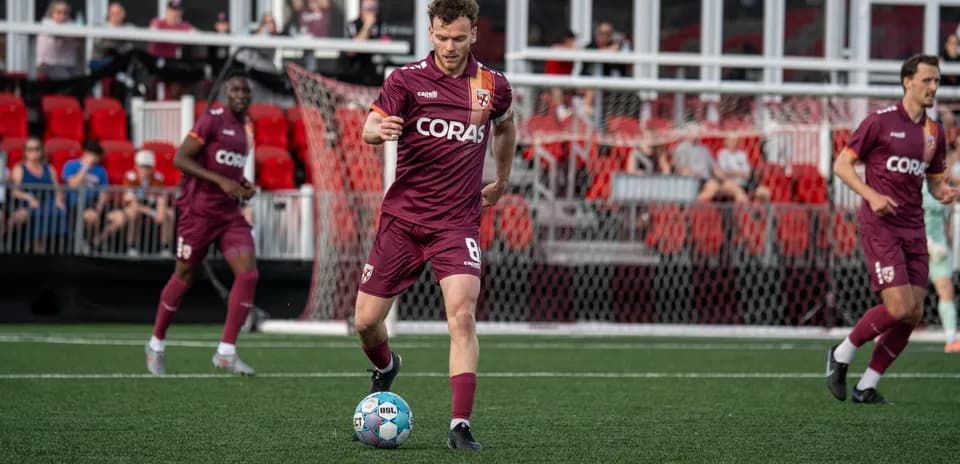 Jugador del Birmingham Legion con balón en el campo