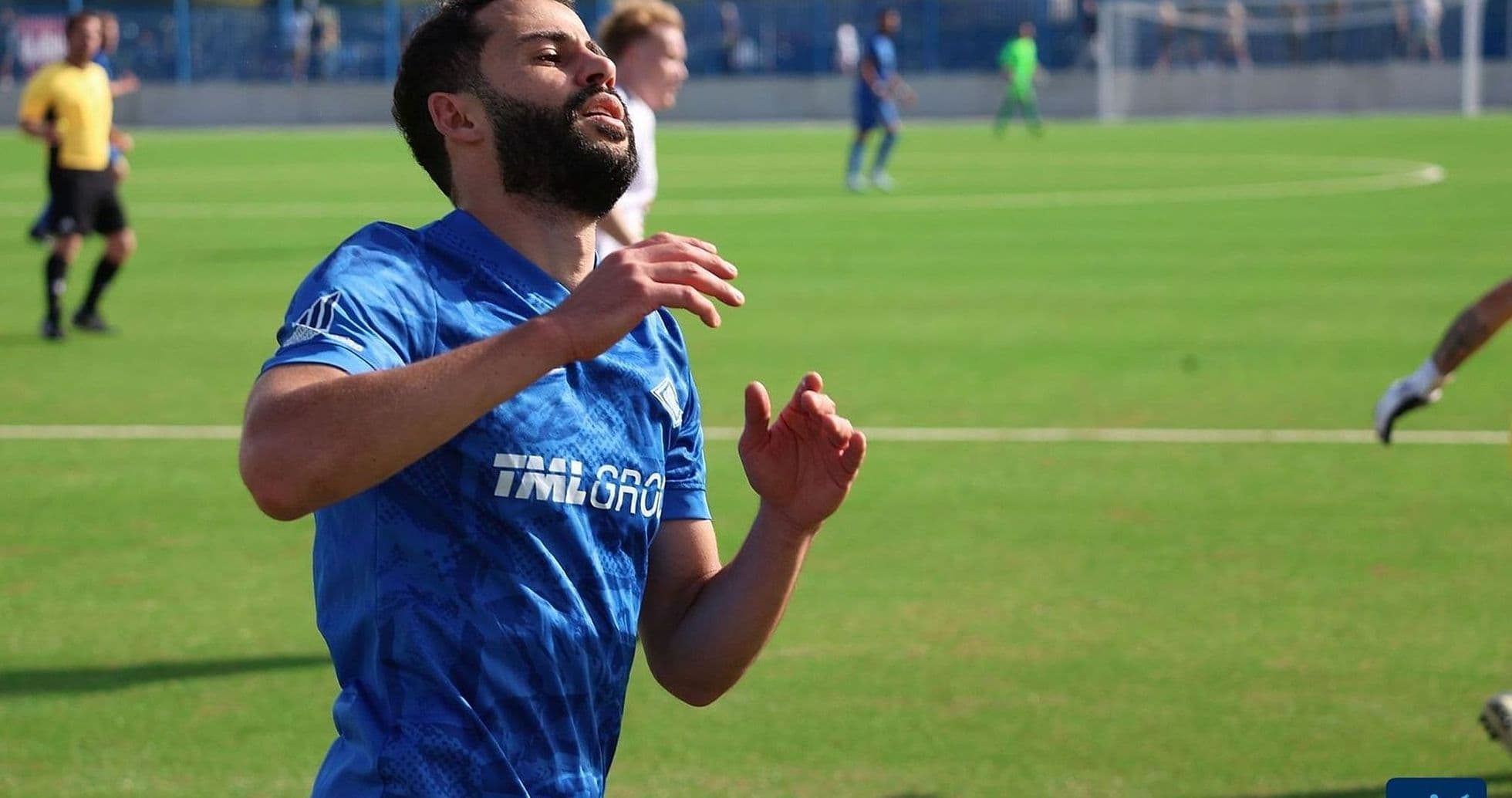 Jugador corriendo en un partido de fútbol