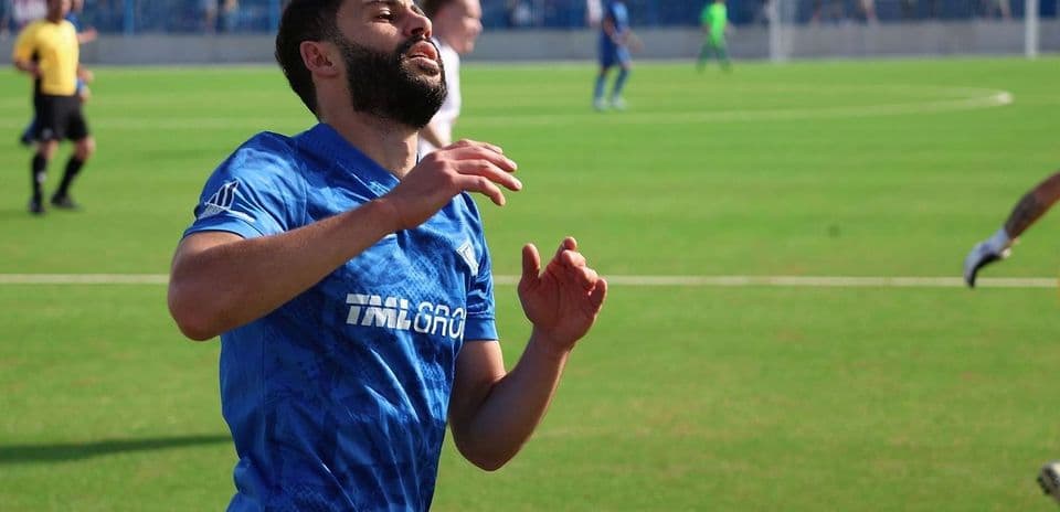 Jugador corriendo en un partido de fútbol