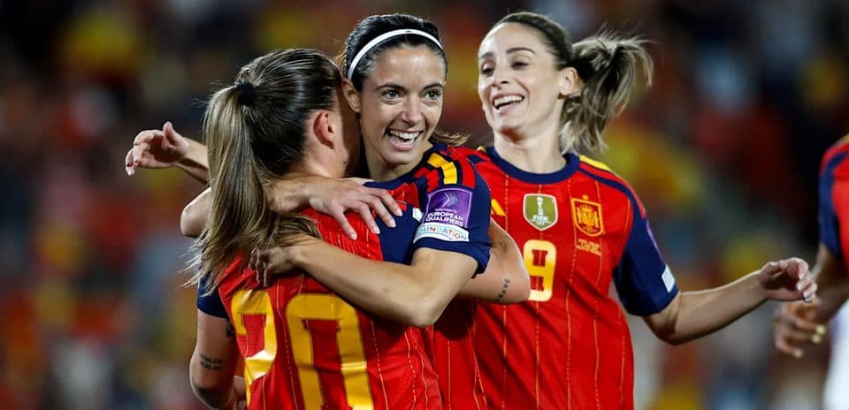 Jugadoras de España celebrando un gol en el partido