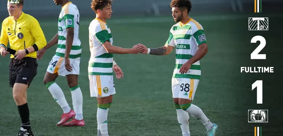 Jugadores saludándose tras el partido