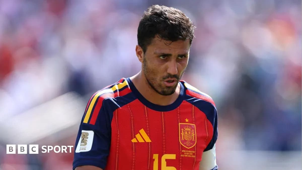 Jugador de España con camiseta roja durante partido