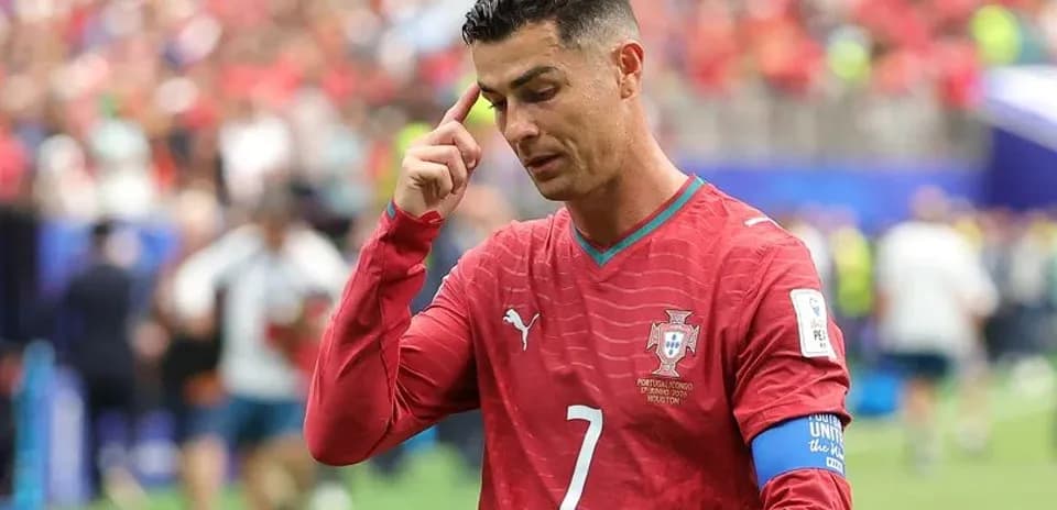 Cristiano Ronaldo con la mano en la cabeza durante partido