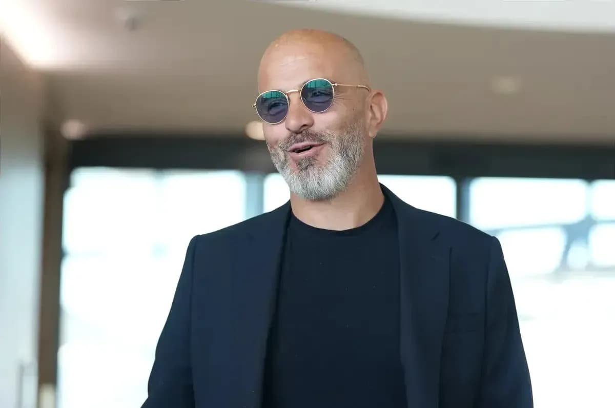 Hombre con barba y gafas de sol en interior