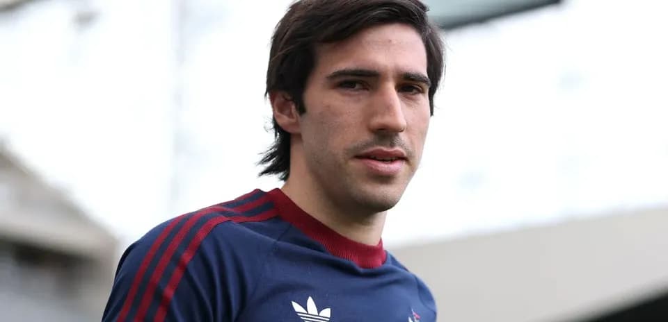 Jugador de fútbol posando en el estadio