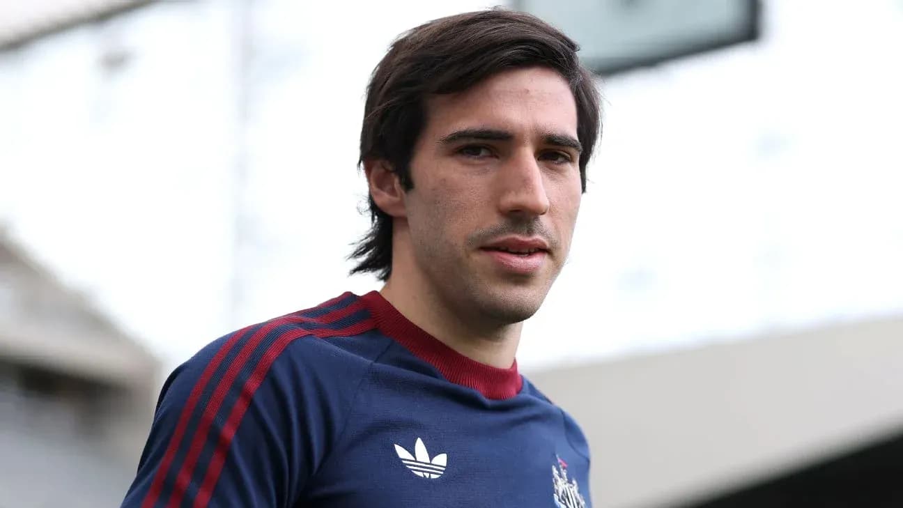 Jugador de fútbol posando en el estadio