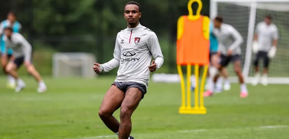 Jugador entrenando en el campo durante la sesión