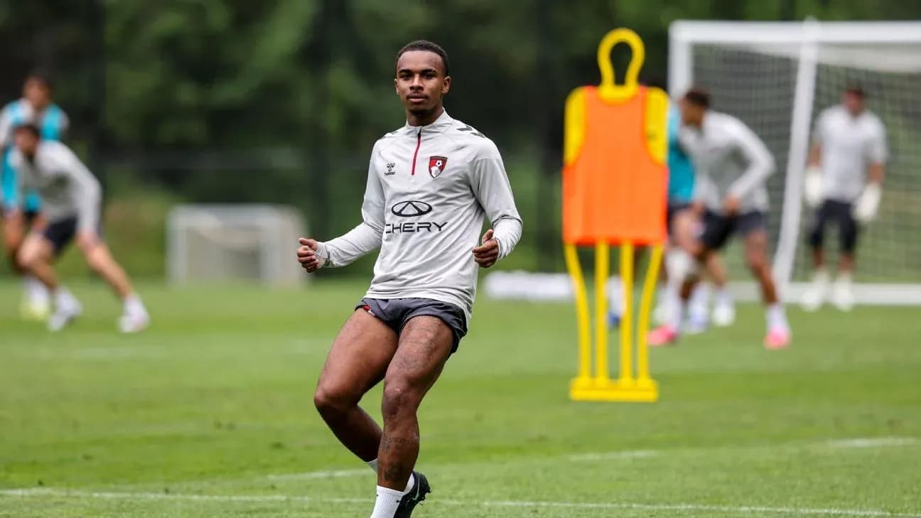 Jugador entrenando en el campo durante la sesión