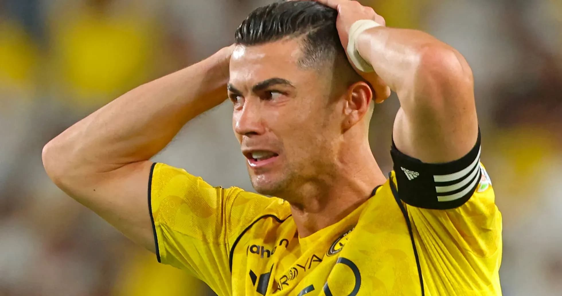 Jugador sosteniendo la cabeza en señal de frustración