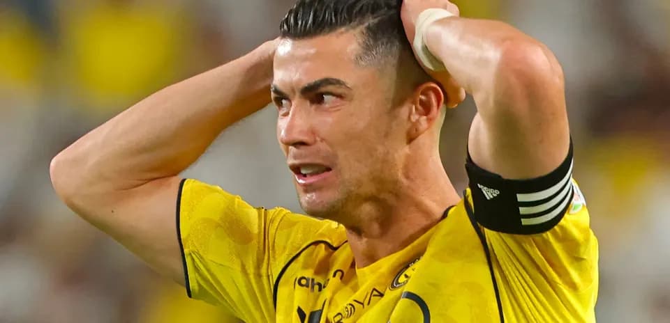 Jugador sosteniendo la cabeza en señal de frustración