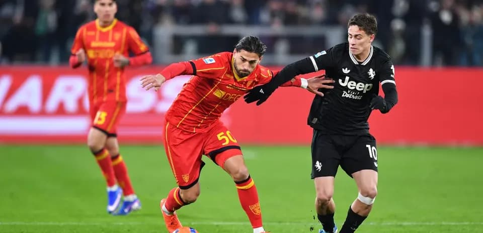 Jugador de Lecce desafiando a jugador de Juventus