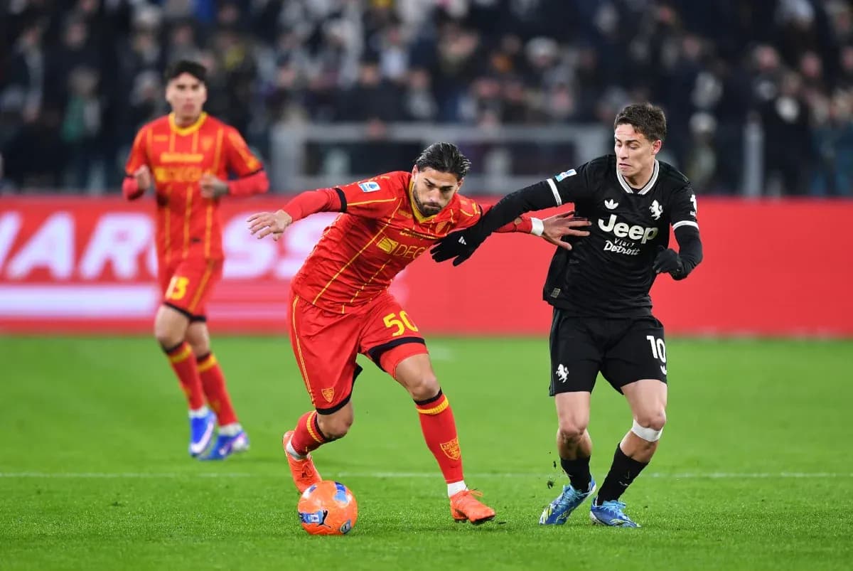 Jugador de Lecce desafiando a jugador de Juventus