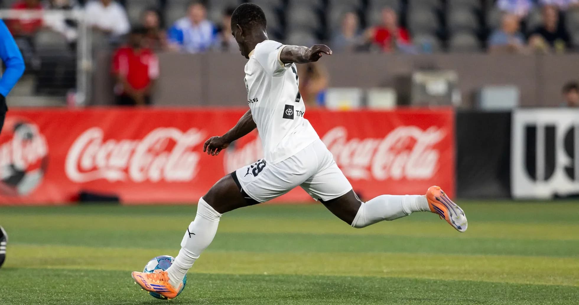 Jugador en acción durante partido de fútbol