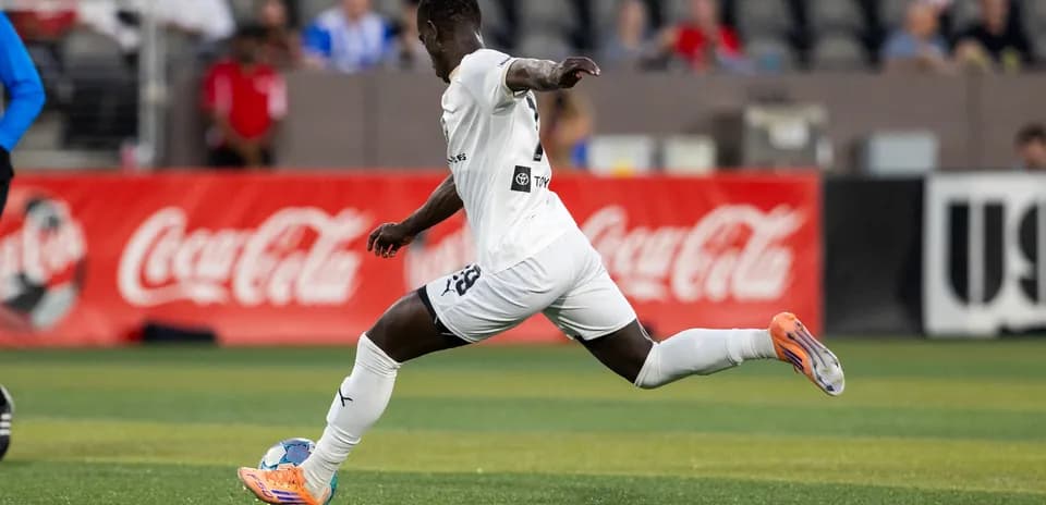 Jugador en acción durante partido de fútbol
