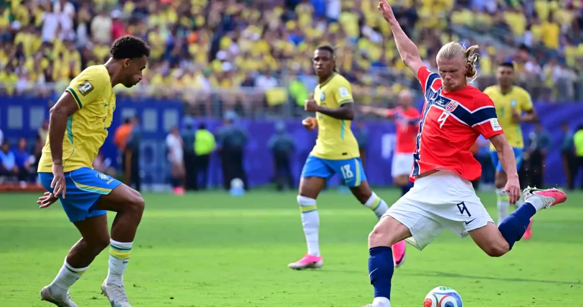 Jugador de Brasil intenta desviar el balón