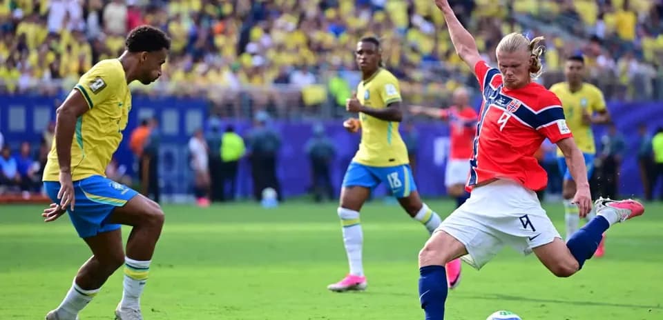 Jugador de Brasil intenta desviar el balón