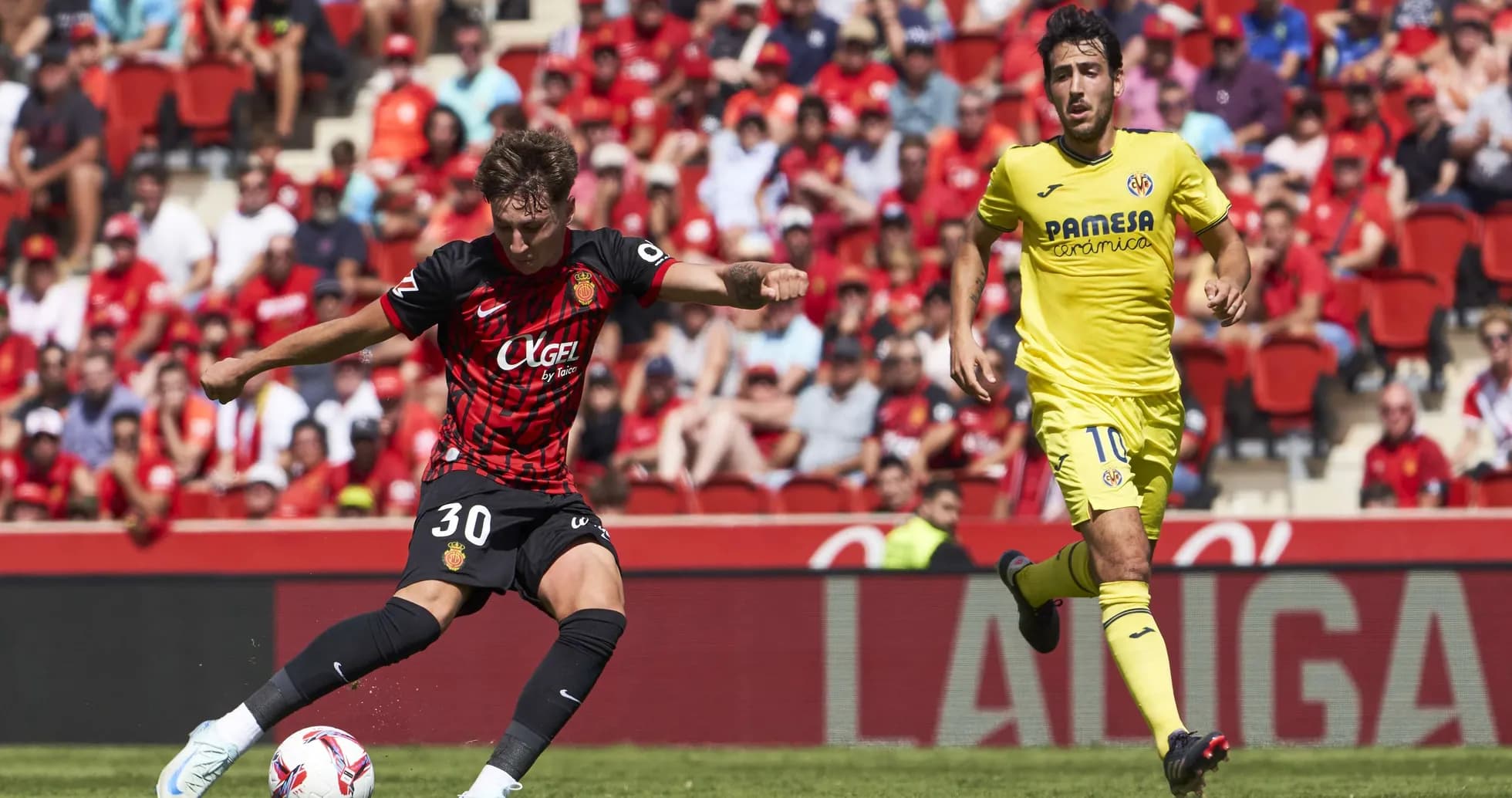 Jugador de Mallorca ejecutando un tiro a puerta