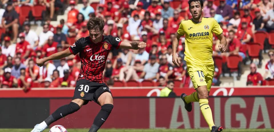 Jugador de Mallorca ejecutando un tiro a puerta