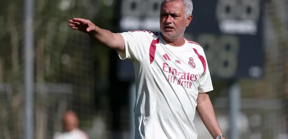 Entrenador dirigiendo durante sesión de entrenamiento