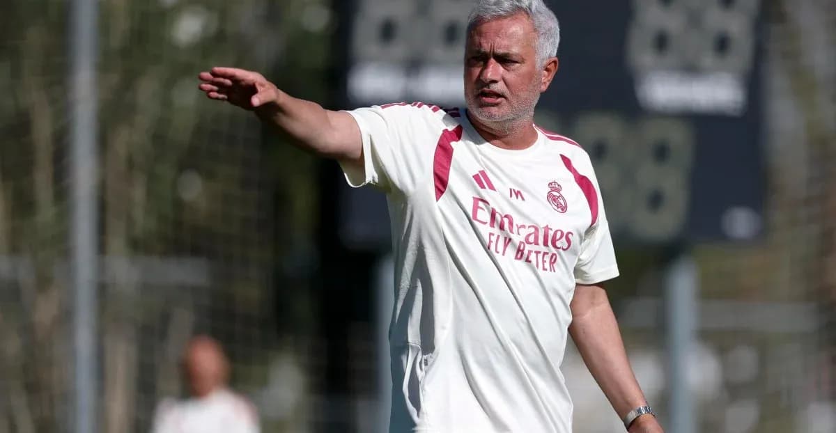 Entrenador dirigiendo durante sesión de entrenamiento