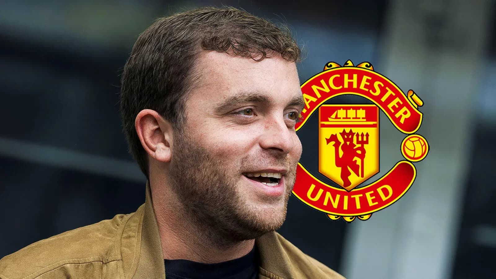 Hombre sonriendo con el logo de Manchester United