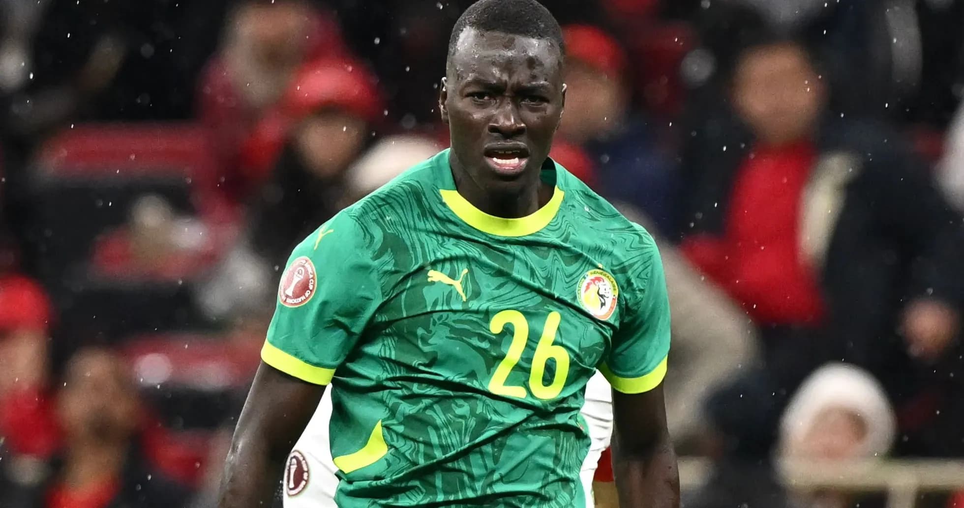 Jugador de Senegal con camiseta verde en acción