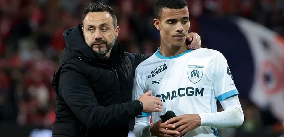 Entrenador y jugador de Olympique de Marsella en el campo