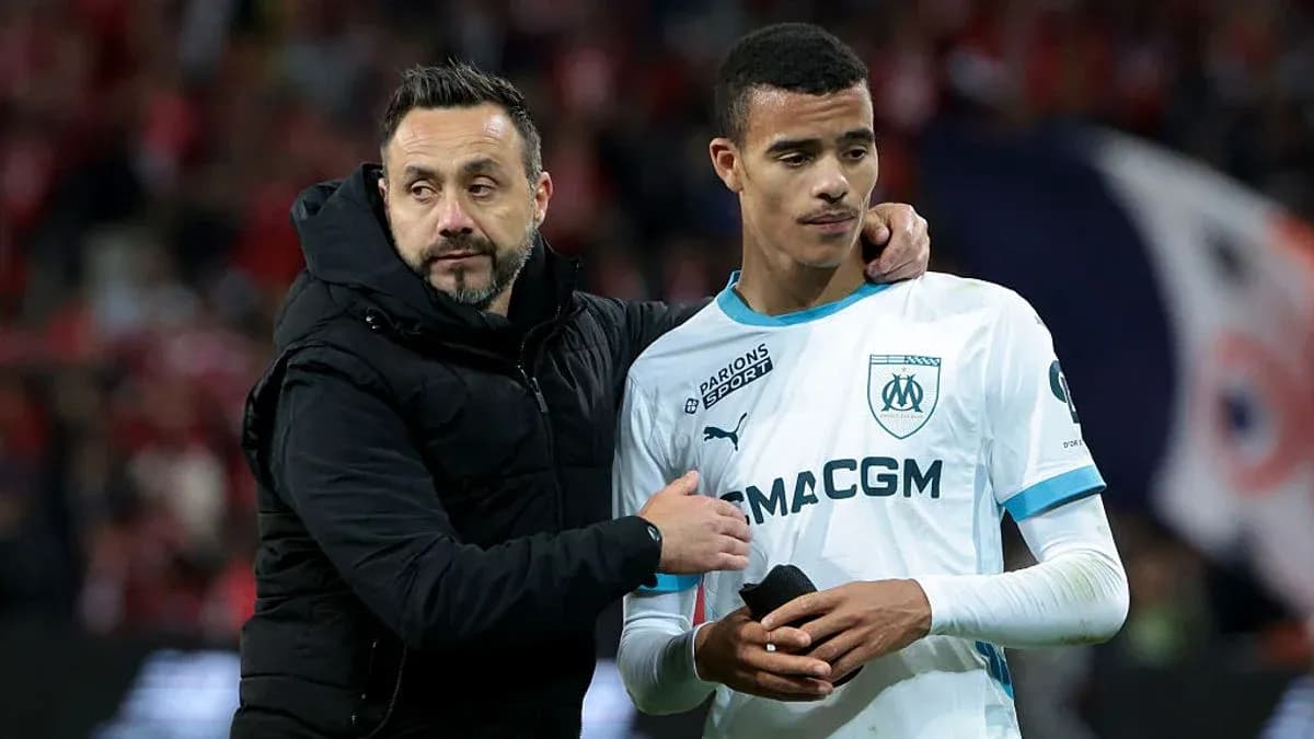 Entrenador y jugador de Olympique de Marsella en el campo