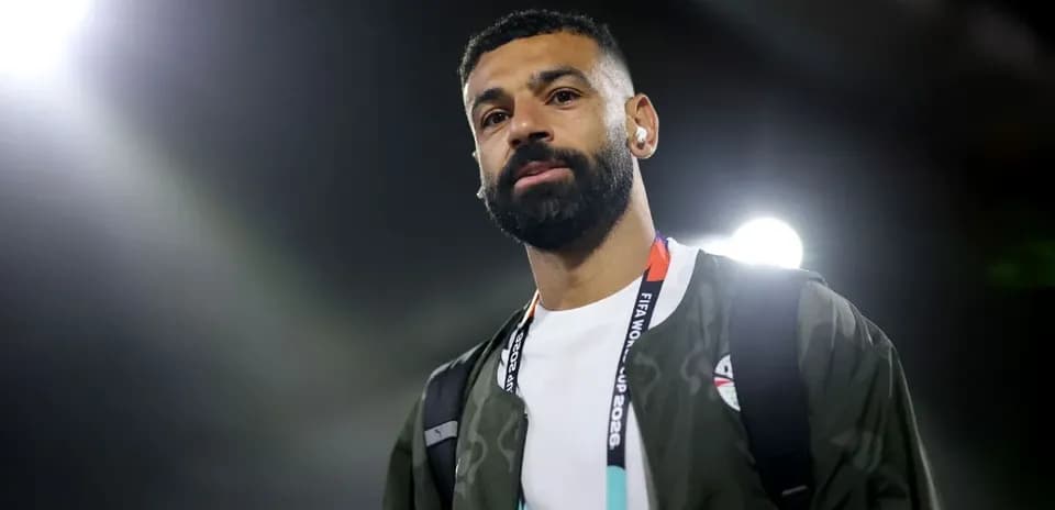 Jugador entrando al estadio con auriculares puestos