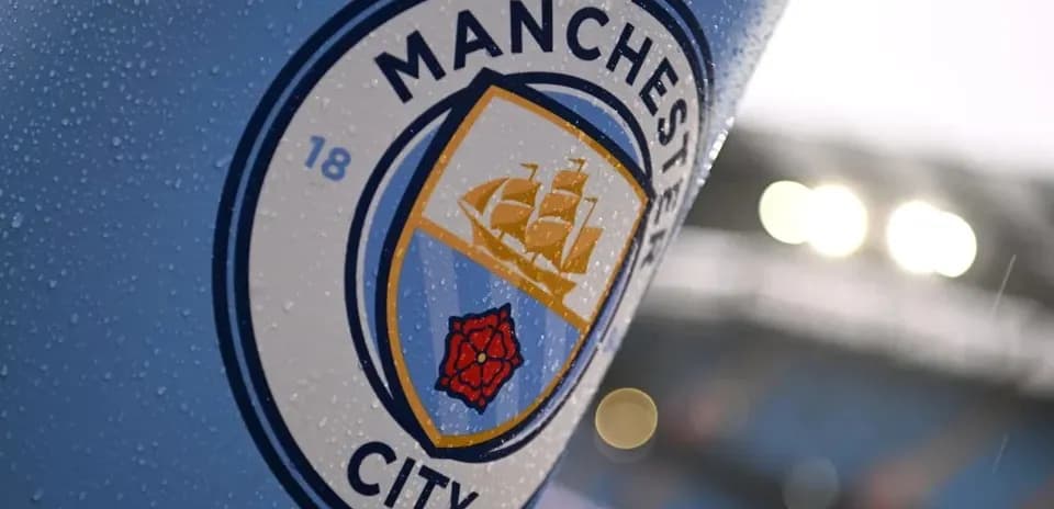 Logotipo de Manchester City en fondo húmedo