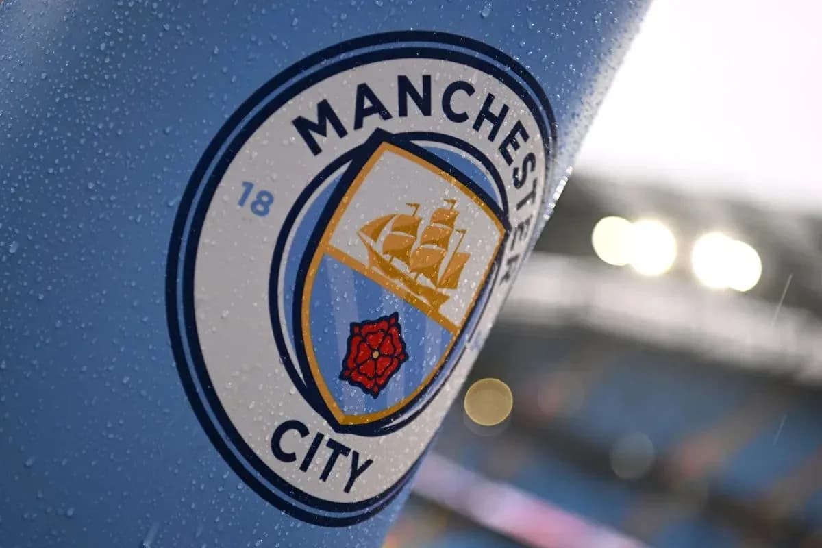 Logotipo de Manchester City en fondo húmedo